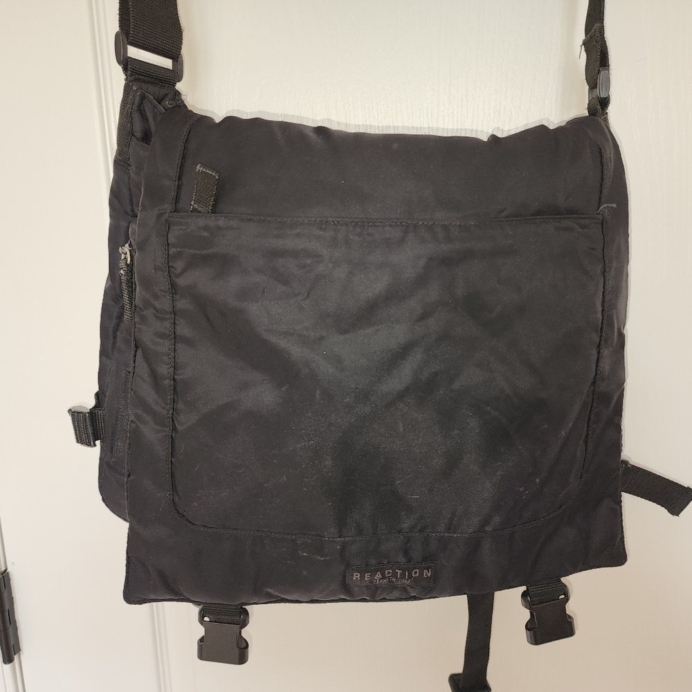 Multi pocket messenger bag